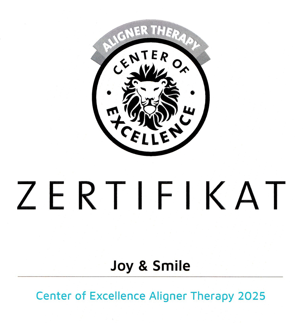 Zertifikat „Center of Excellence Aligner Therapy 2025“ der Straumann Group für Joy & Smile