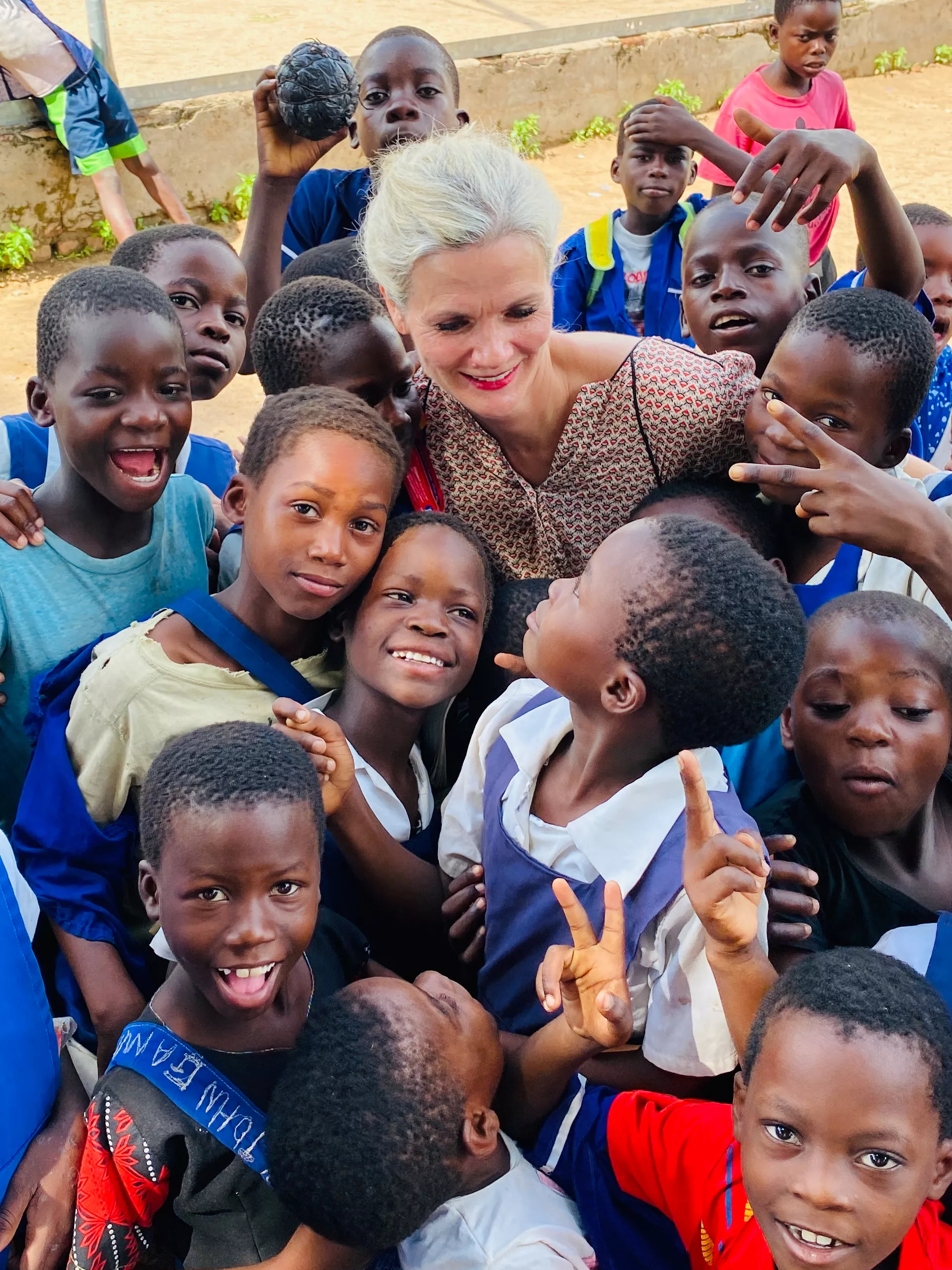 Jana Schutte mit Kindern vor Ort beim Charity-Einsatz