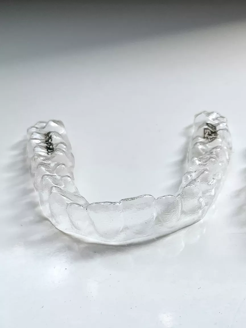 Transparente Aligner-Zahnschiene als unsichtbare Zahnkorrektur