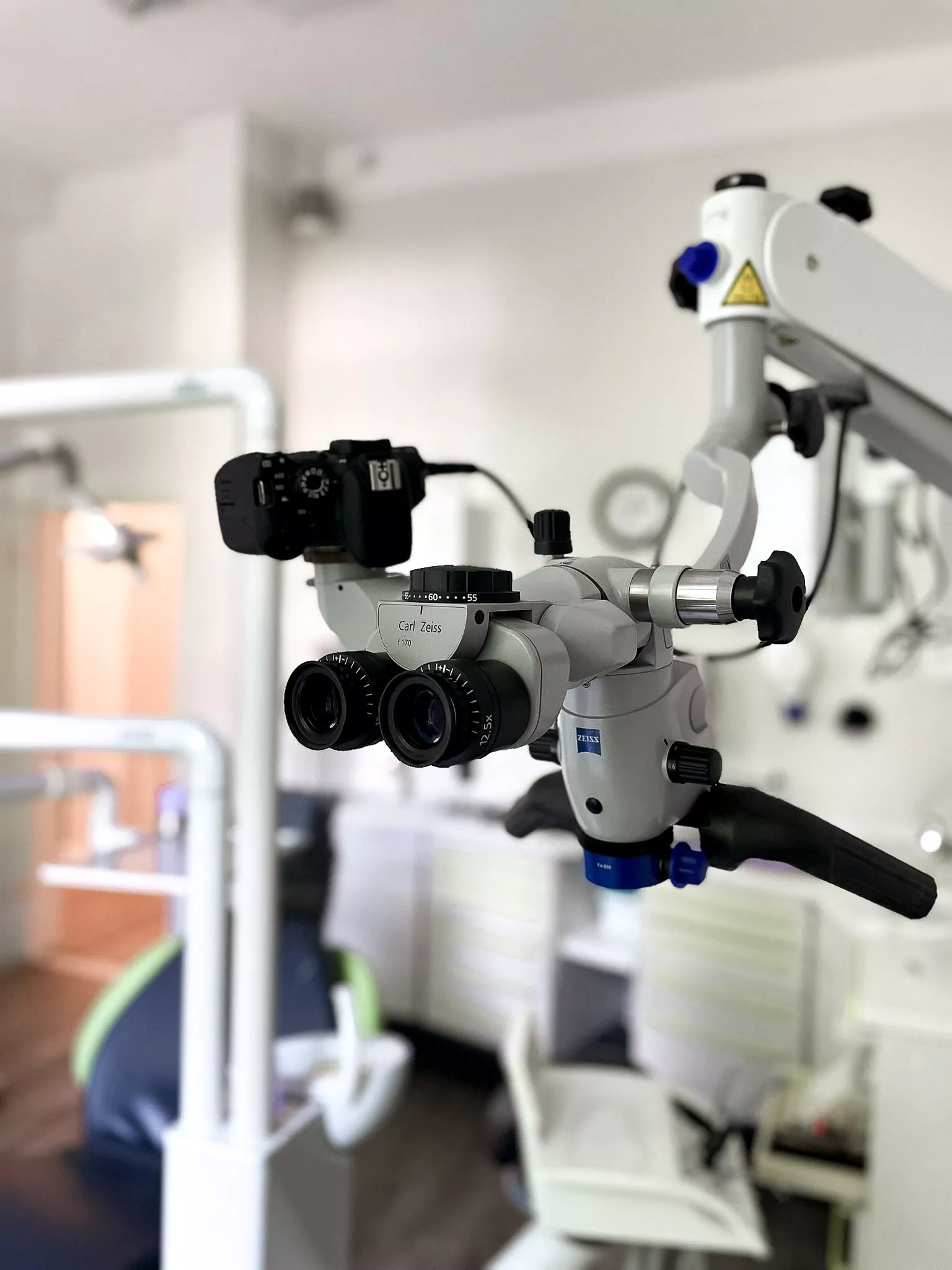 Zeiss-Dentalmikroskop in der Praxis Joy & Smile