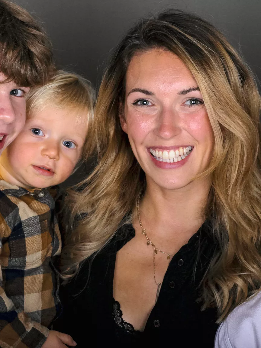Familie mit Mutter und Kindern lacht herzlich