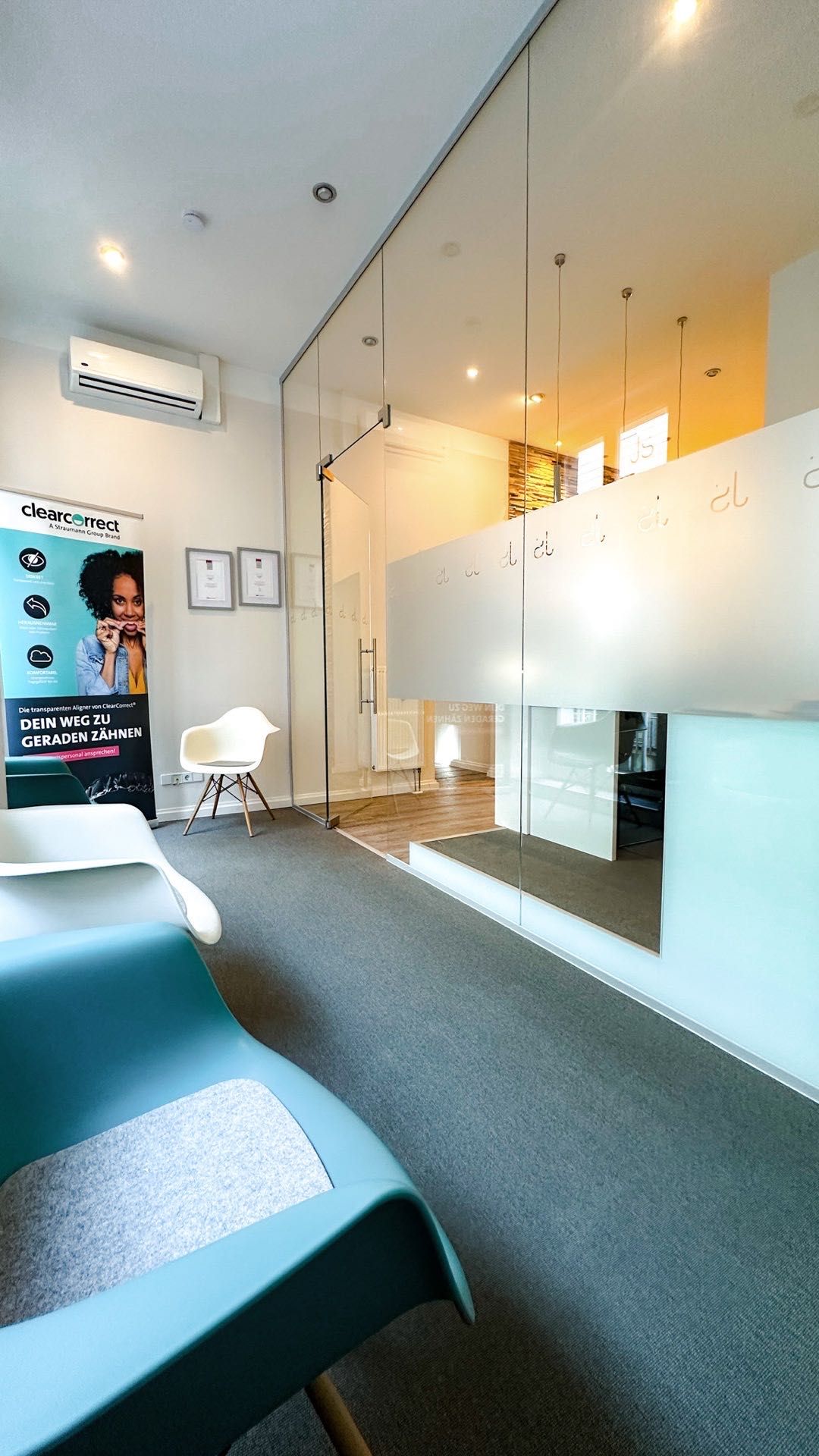 Wartezimmer mit ClearCorrect-Display