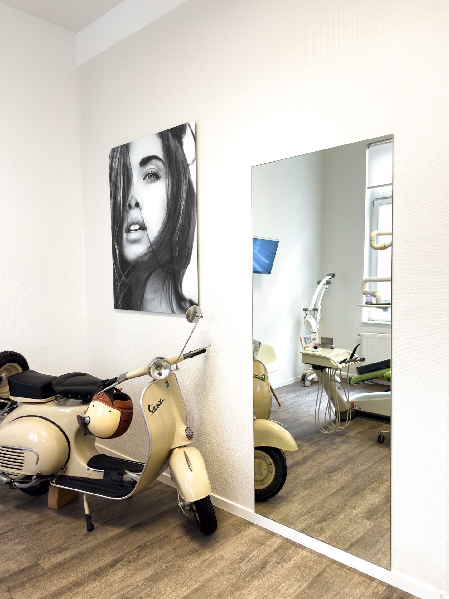 Vespa-Roller vor Spiegel im Wartebereich