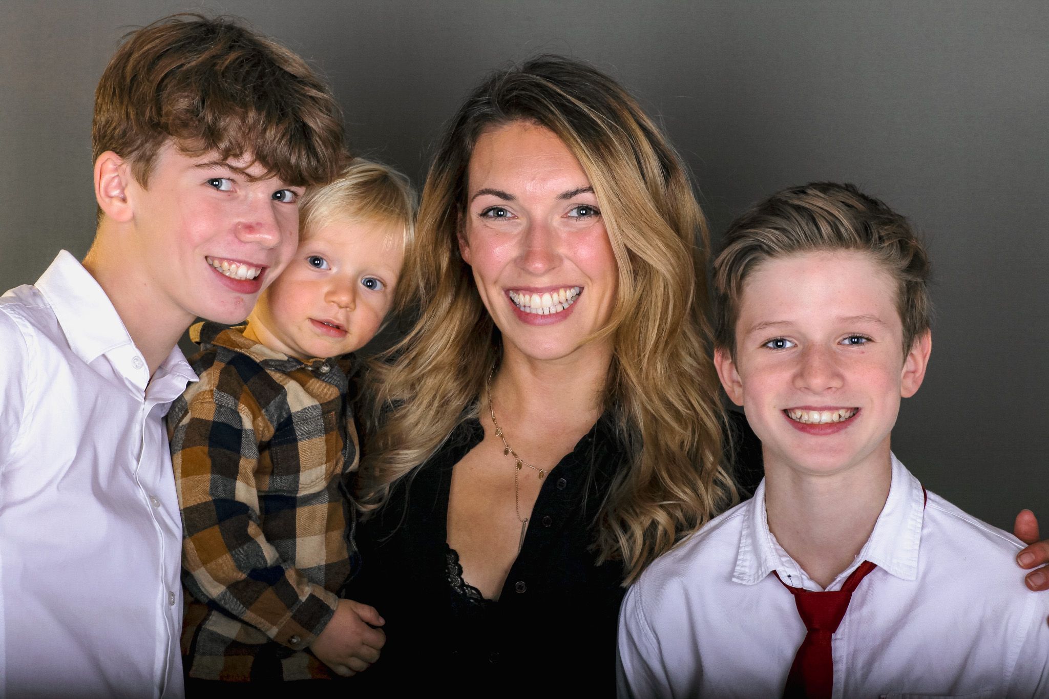 Familie mit Mutter und drei Kindern lacht gemeinsam
