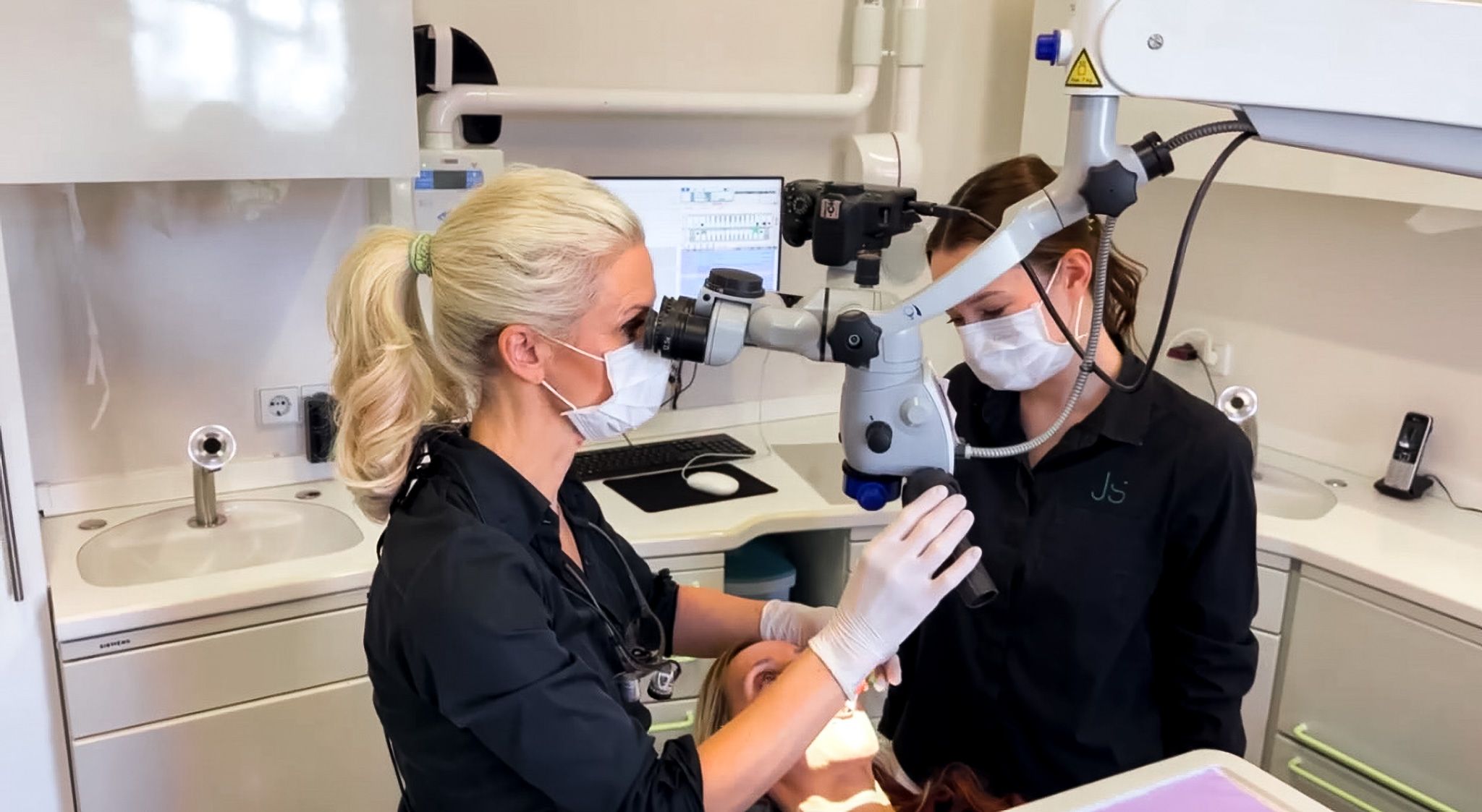 Behandlung am Dental-Mikroskop